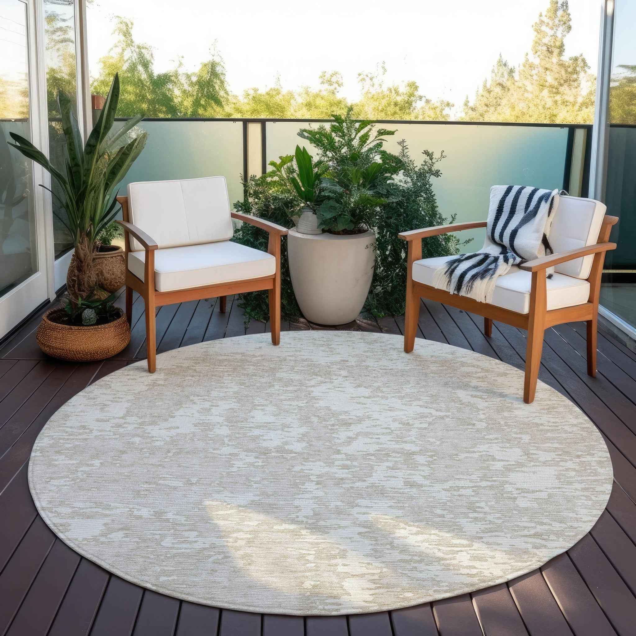 8' Ivory And Off White Round Abstract Washable Indoor Outdoor Area Rug