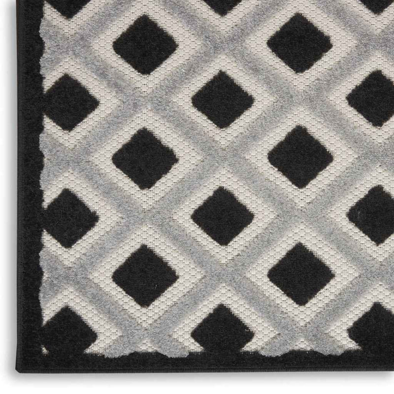 4' X 6' Black And White Indoor Outdoor Area Rug