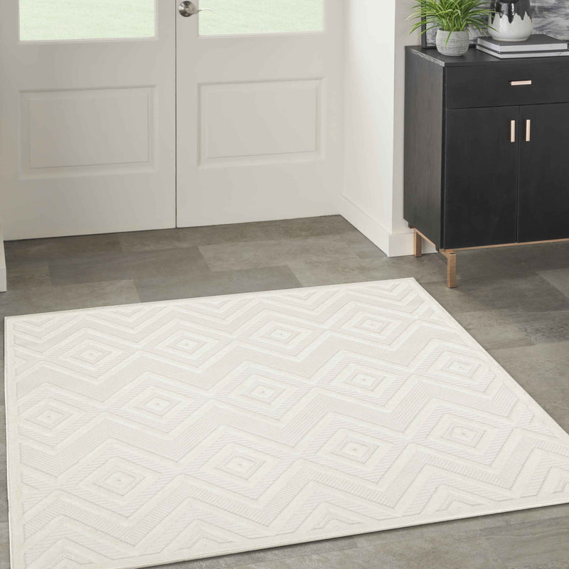 5' Ivory And White Geometric Indoor Outdoor Area Rug
