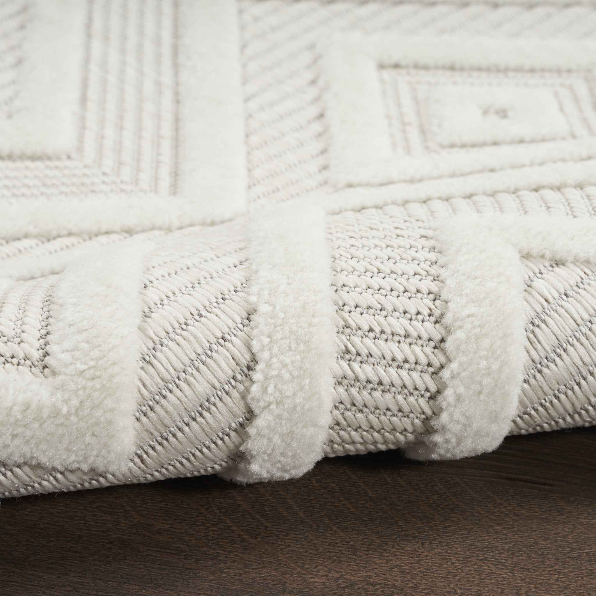 7' X 10' Ivory And White Indoor Outdoor Area Rug