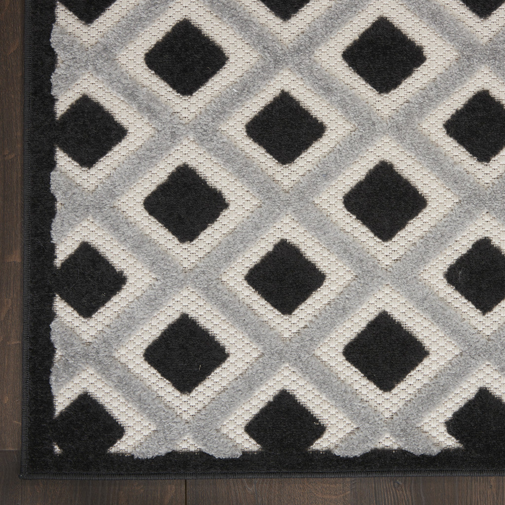 3' X 4' Black And White Indoor Outdoor Area Rug - Outdoor