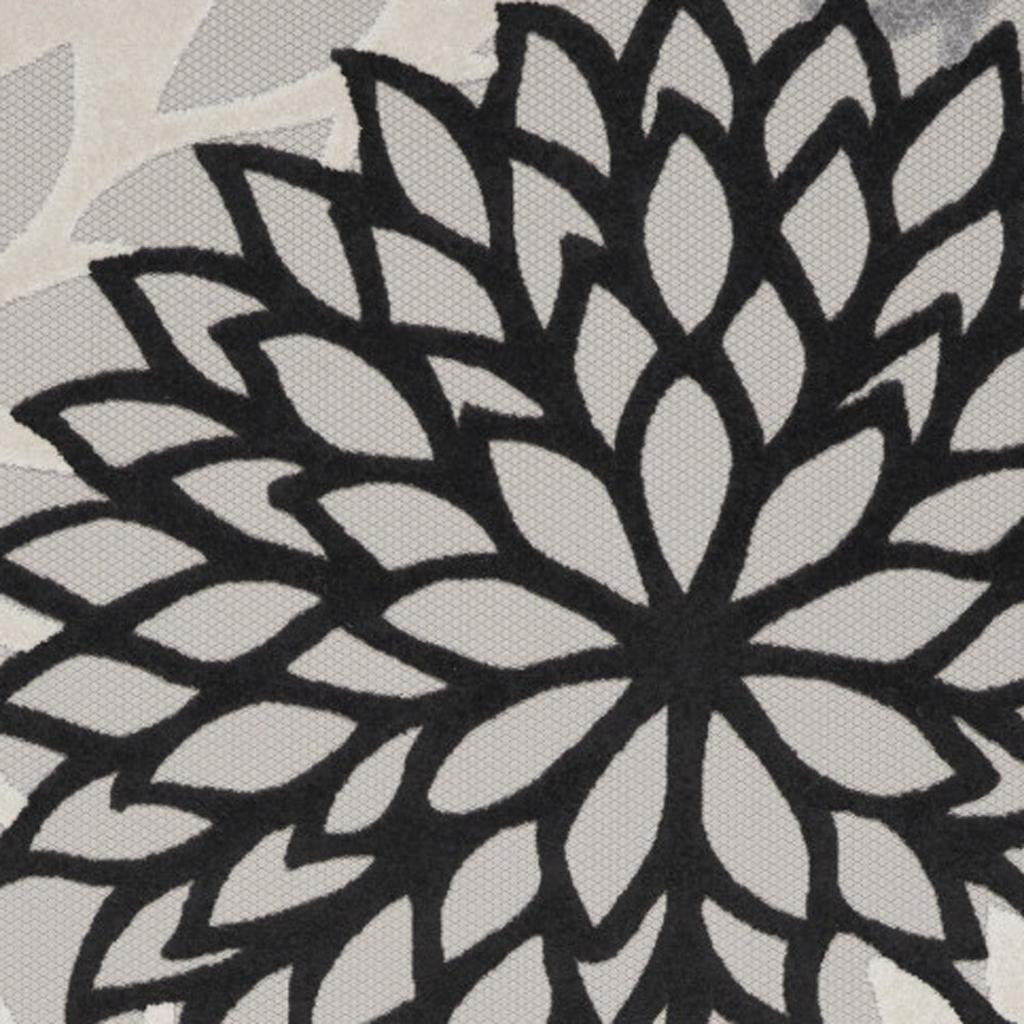 8' X 11' Black And White Indoor Outdoor Area Rug - Outdoor