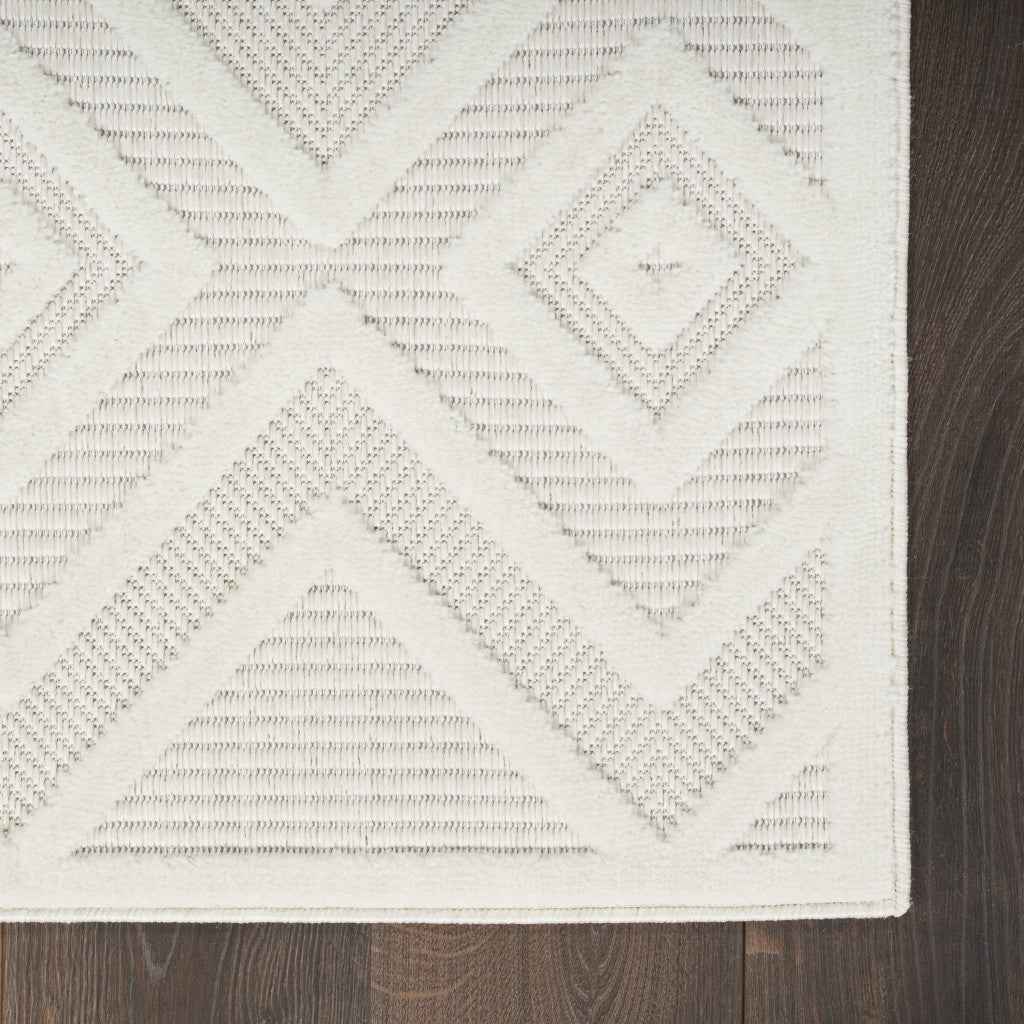 6' Ivory And White Geometric Indoor Outdoor Area Rug