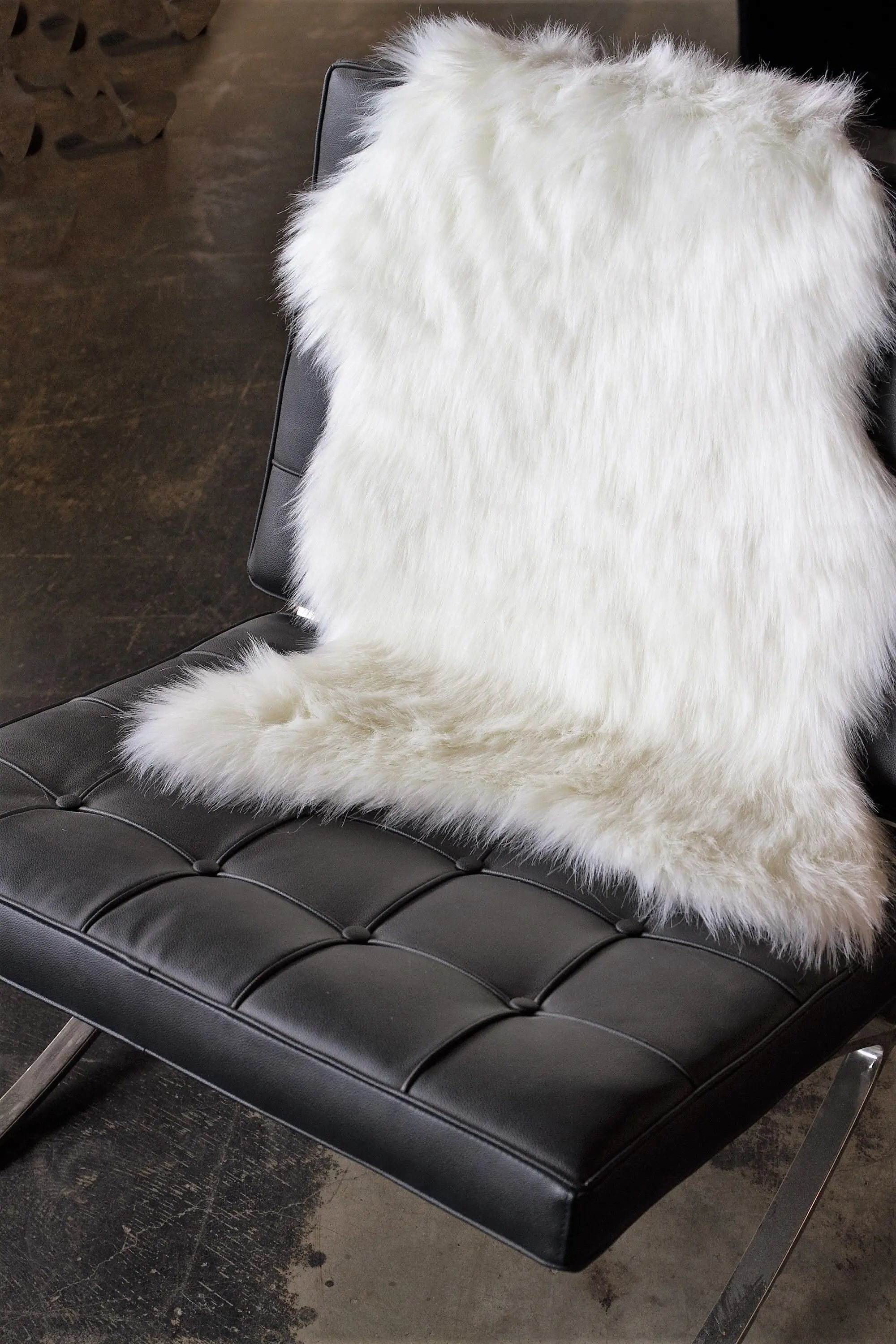 24" X 36" X 1.5" Off White Sheepskin Faux Fur Single - Area Rug - GreatEagleInc