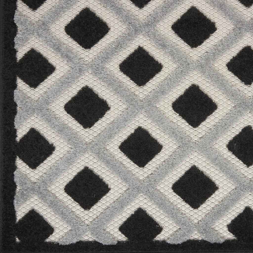 4' X 6' Black And White Indoor Outdoor Area Rug