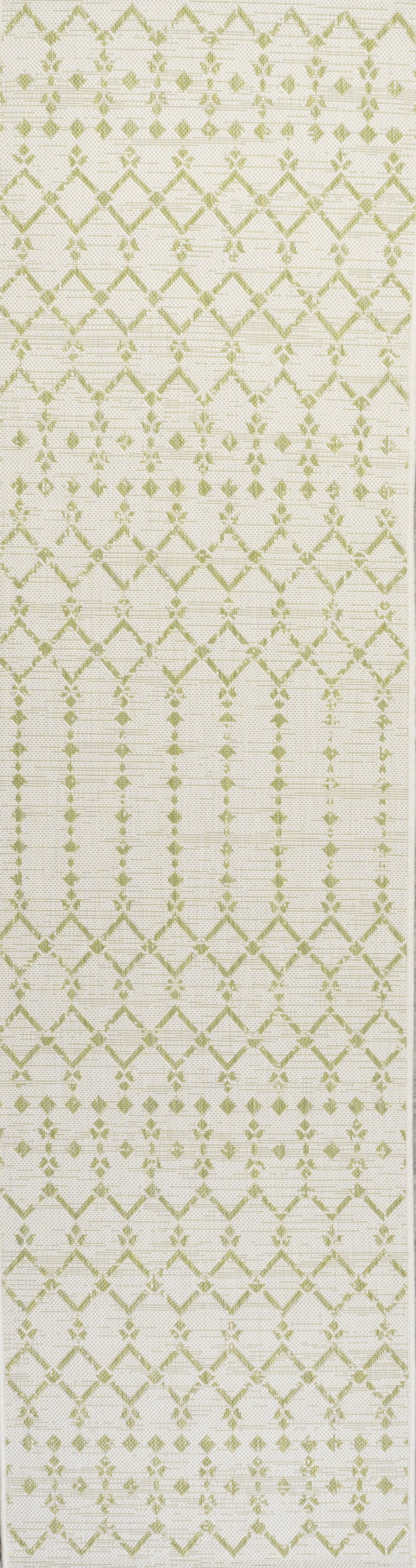 Cream and green trellis runner rug close-up, all-over lattice diamond trellis pattern