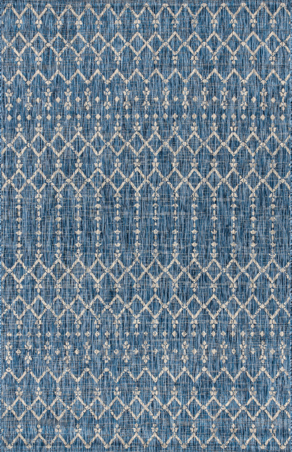 Indoor/outdoor area rug in navy and light gray trellis diamond pattern