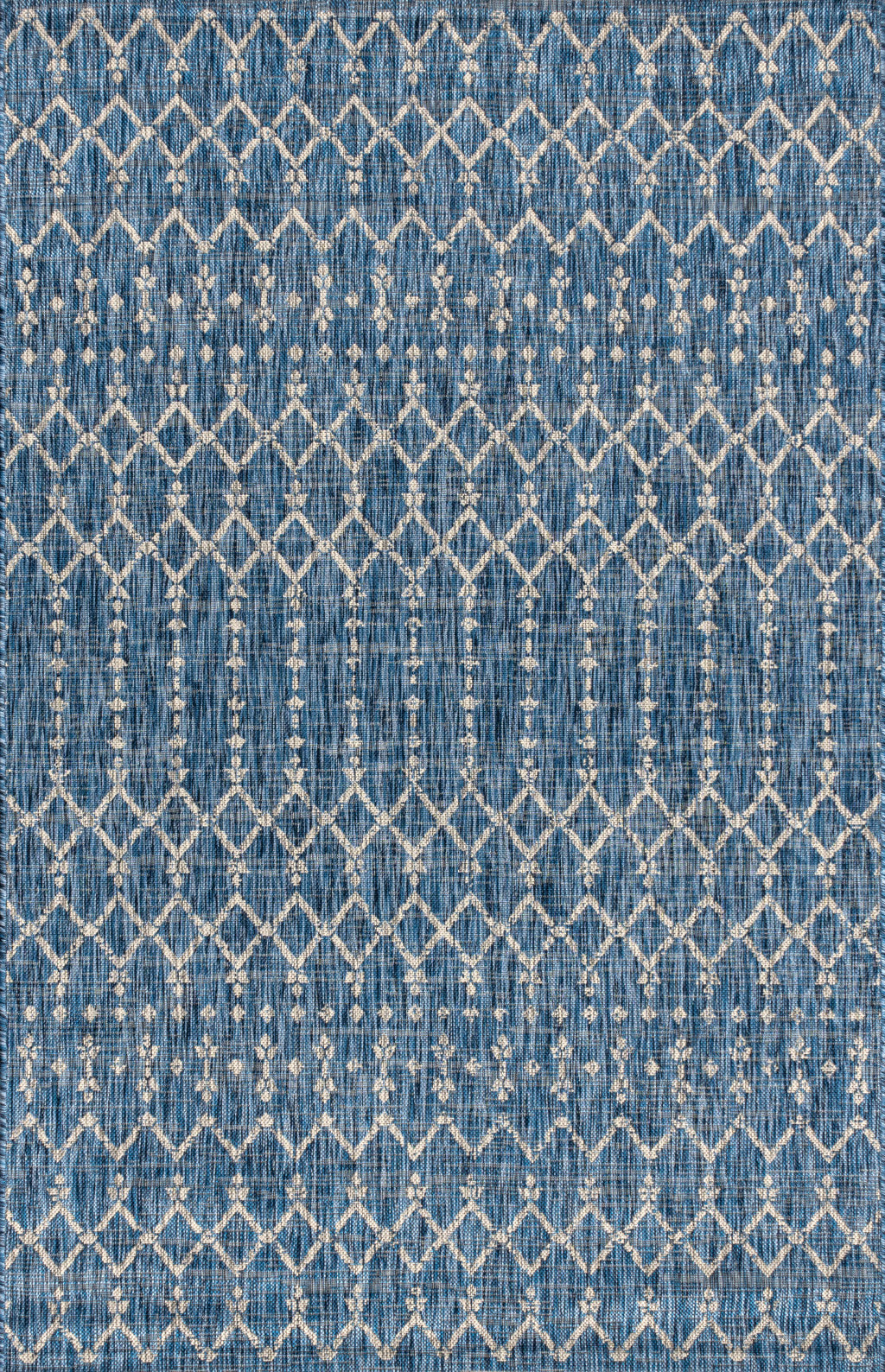 Indoor/outdoor area rug, close view of navy and light gray trellis diamond pattern