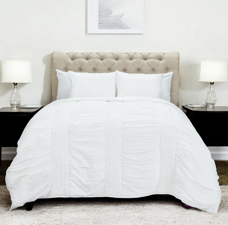 White Geometric King Quilt - Bed & Bath