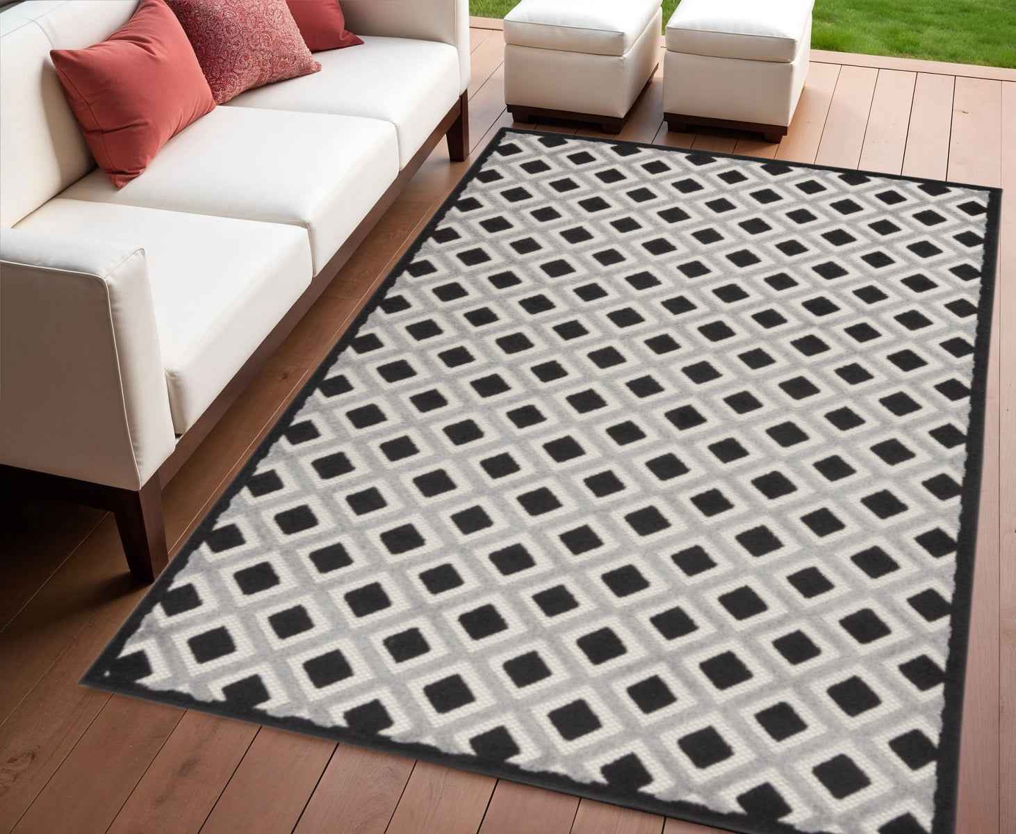 4' X 6' Black And White Indoor Outdoor Area Rug
