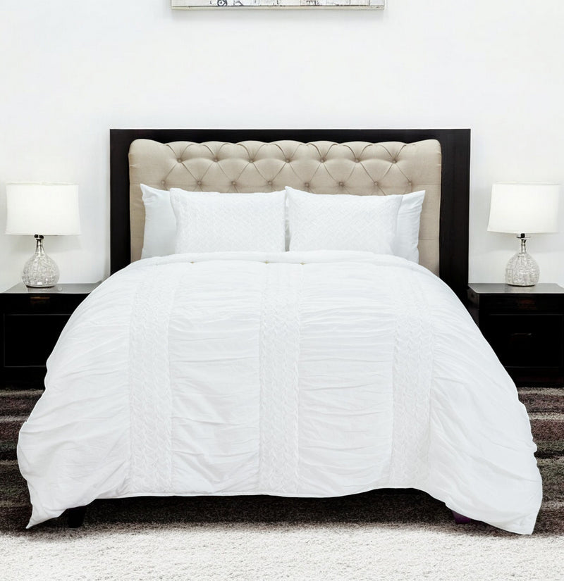 White Geometric Queen Quilt - Bed & Bath