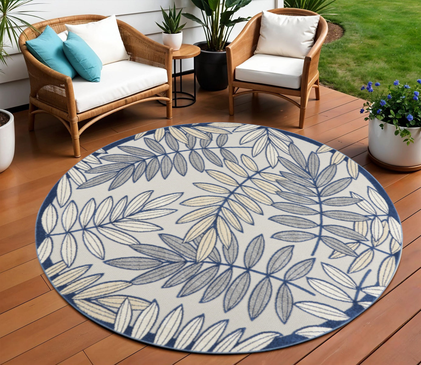 8' X 8' Ivory And Blue Round Indoor Outdoor Area Rug - Outdoor