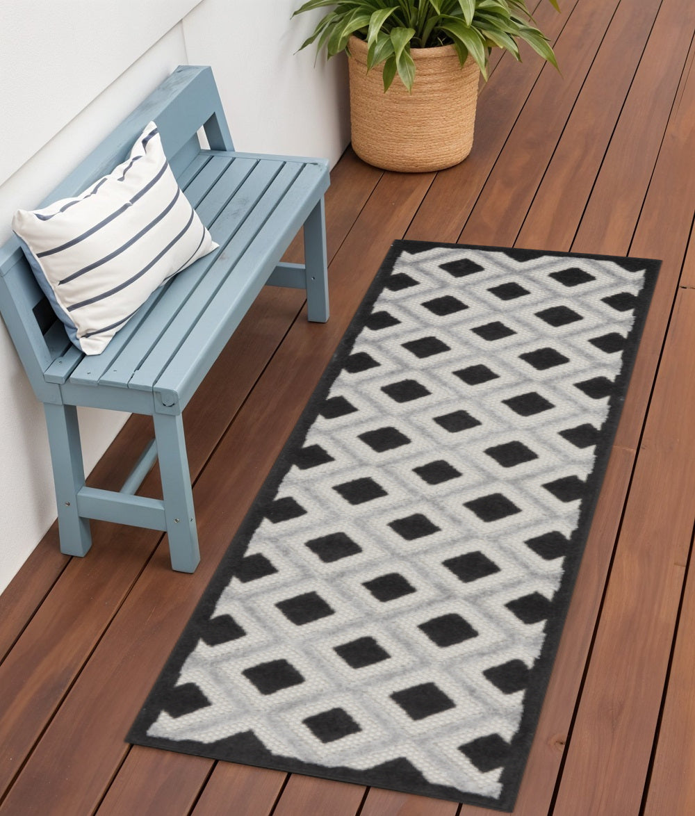 6' Black And White Indoor Outdoor Runner Rug - Outdoor