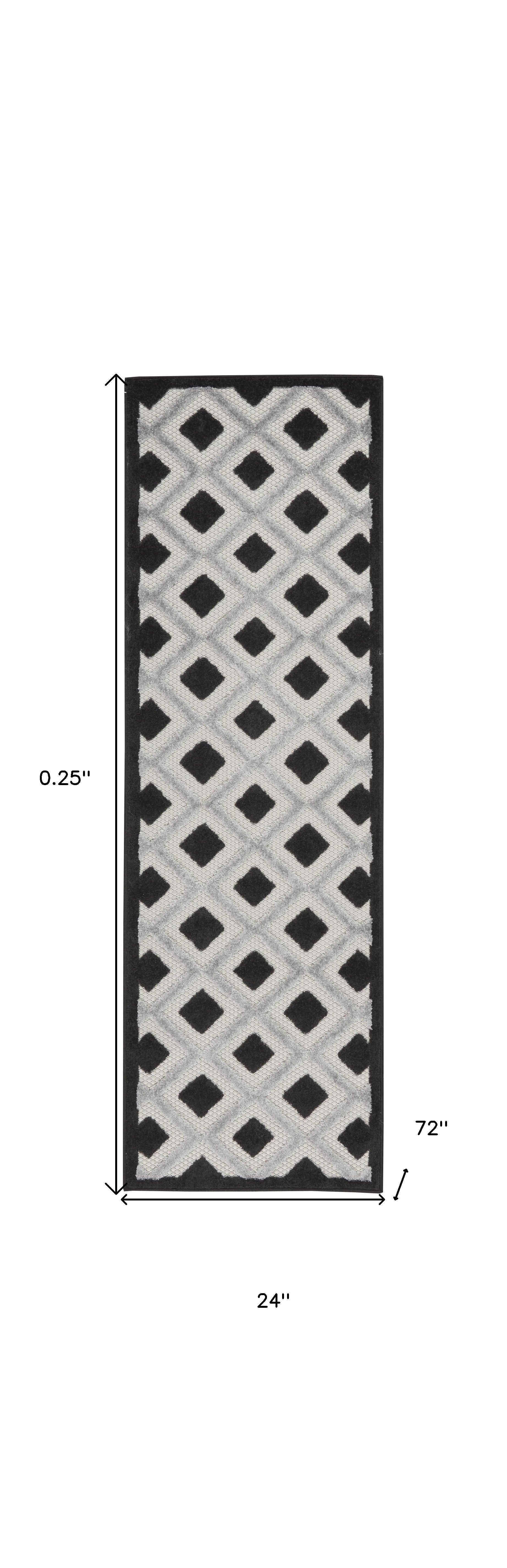 6' Black And White Indoor Outdoor Runner Rug - Outdoor