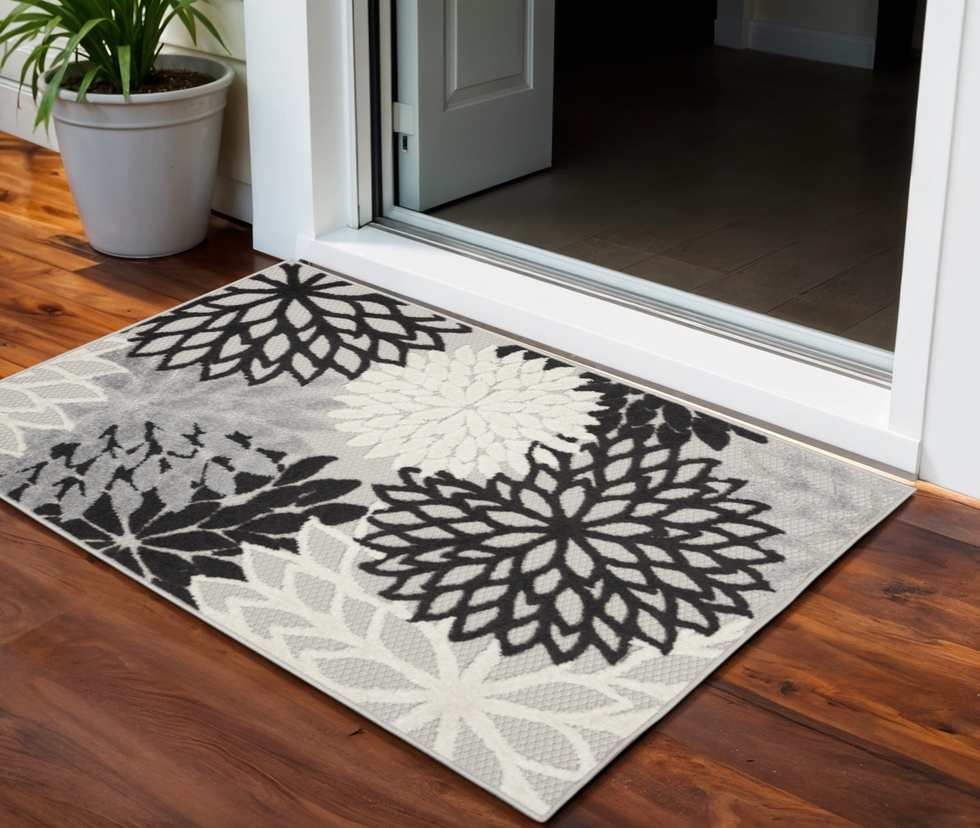 3' X 5' Black And White Floral Power Loom Area Rug - Outdoor