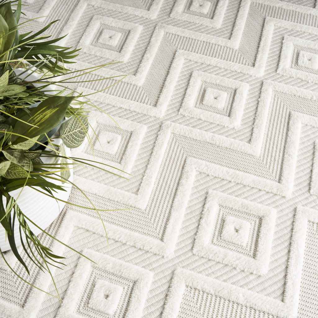 7' X 10' Ivory And White Indoor Outdoor Area Rug