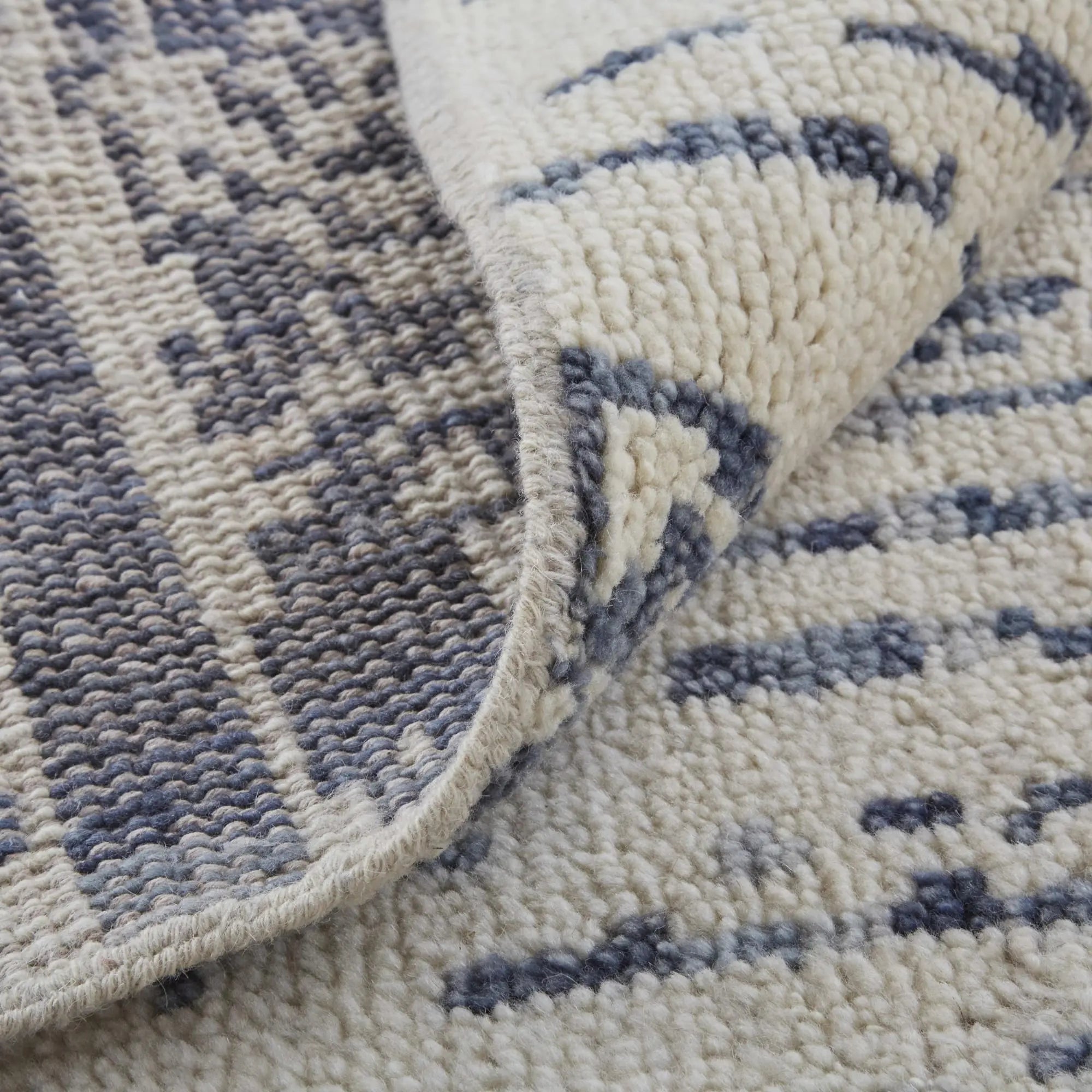 2' X 3' Ivory And Blue Wool Abstract Hand Knotted Area Rug With Fringe Homeroots Home Decor
