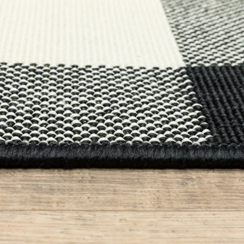 2' X 4' Black And Ivory Indoor Outdoor Area Rug Homeroots Outdoor