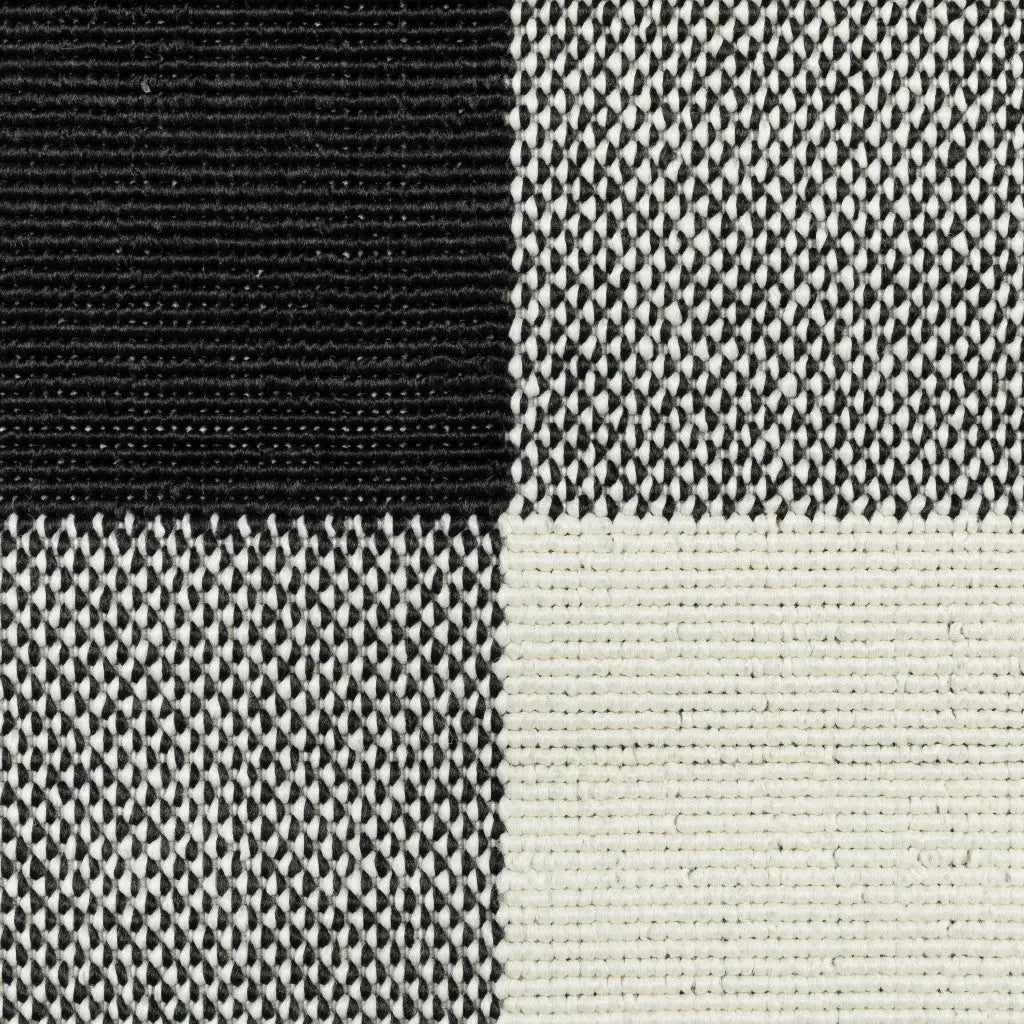 2' X 4' Black And Ivory Indoor Outdoor Area Rug Homeroots Outdoor
