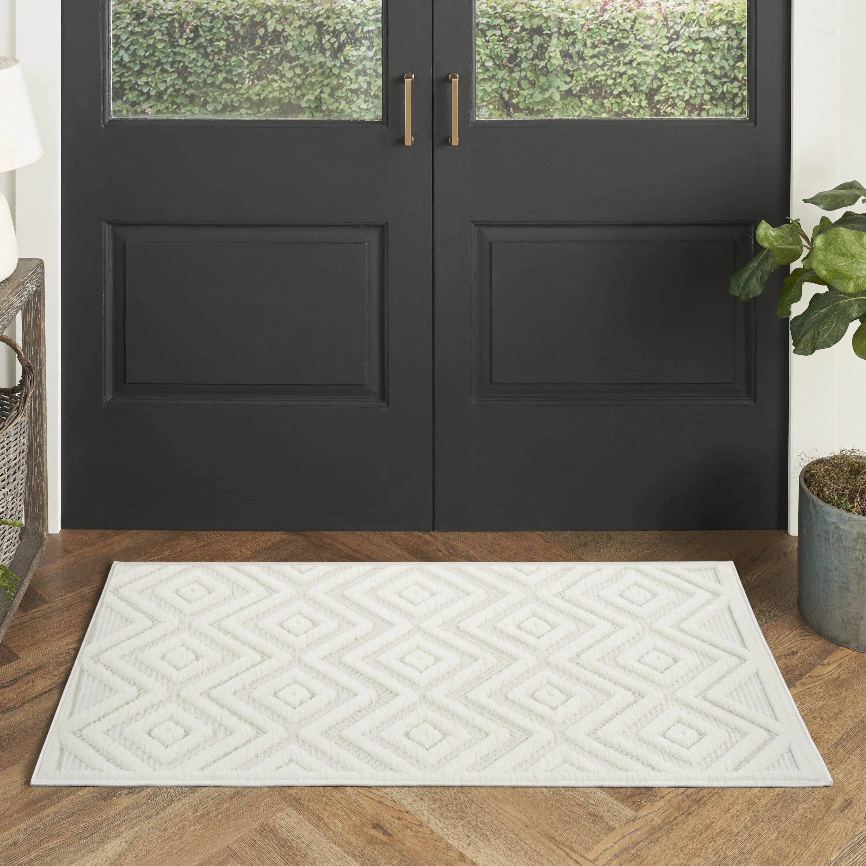 2' X 4' Ivory And White Geometric Indoor Outdoor Area Rug Homeroots Outdoor