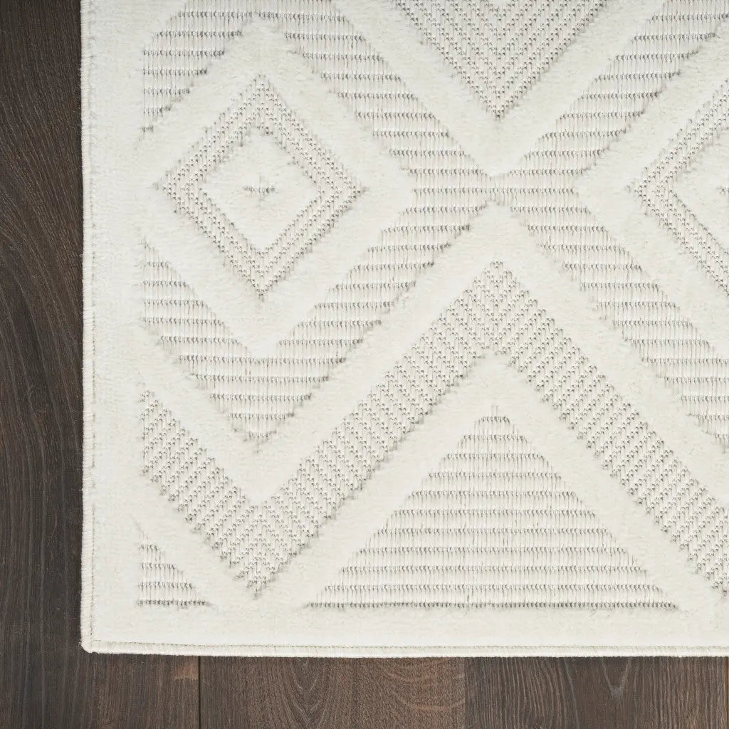 2' X 4' Ivory And White Geometric Indoor Outdoor Area Rug Homeroots Outdoor