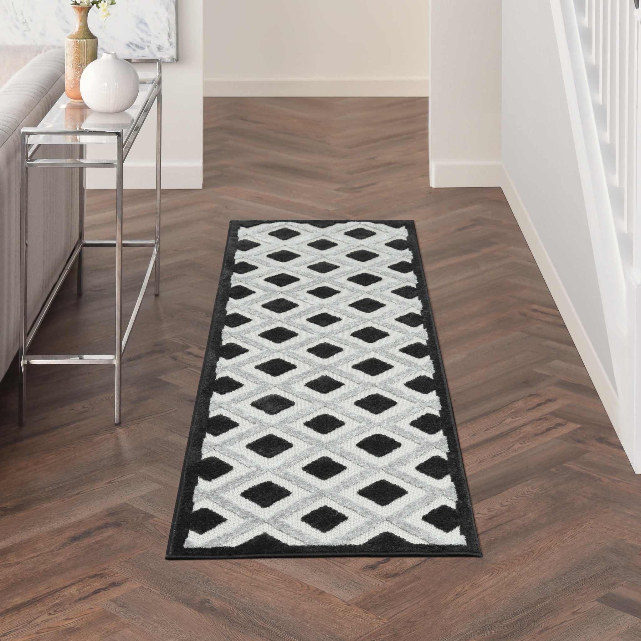 6' Black And White Indoor Outdoor Runner Rug - Outdoor