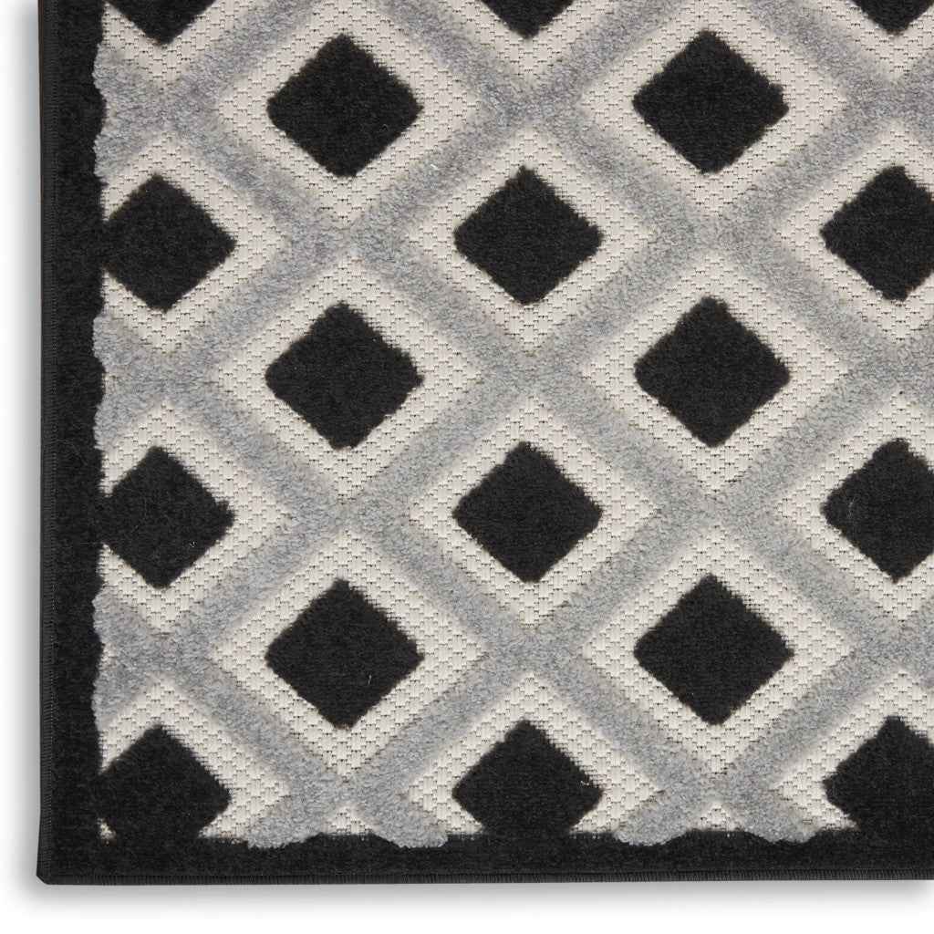 4' X 6' Black And White Indoor Outdoor Area Rug