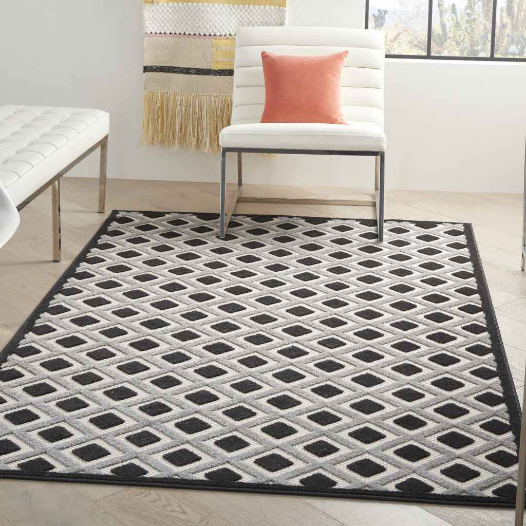 4' X 6' Black And White Indoor Outdoor Area Rug
