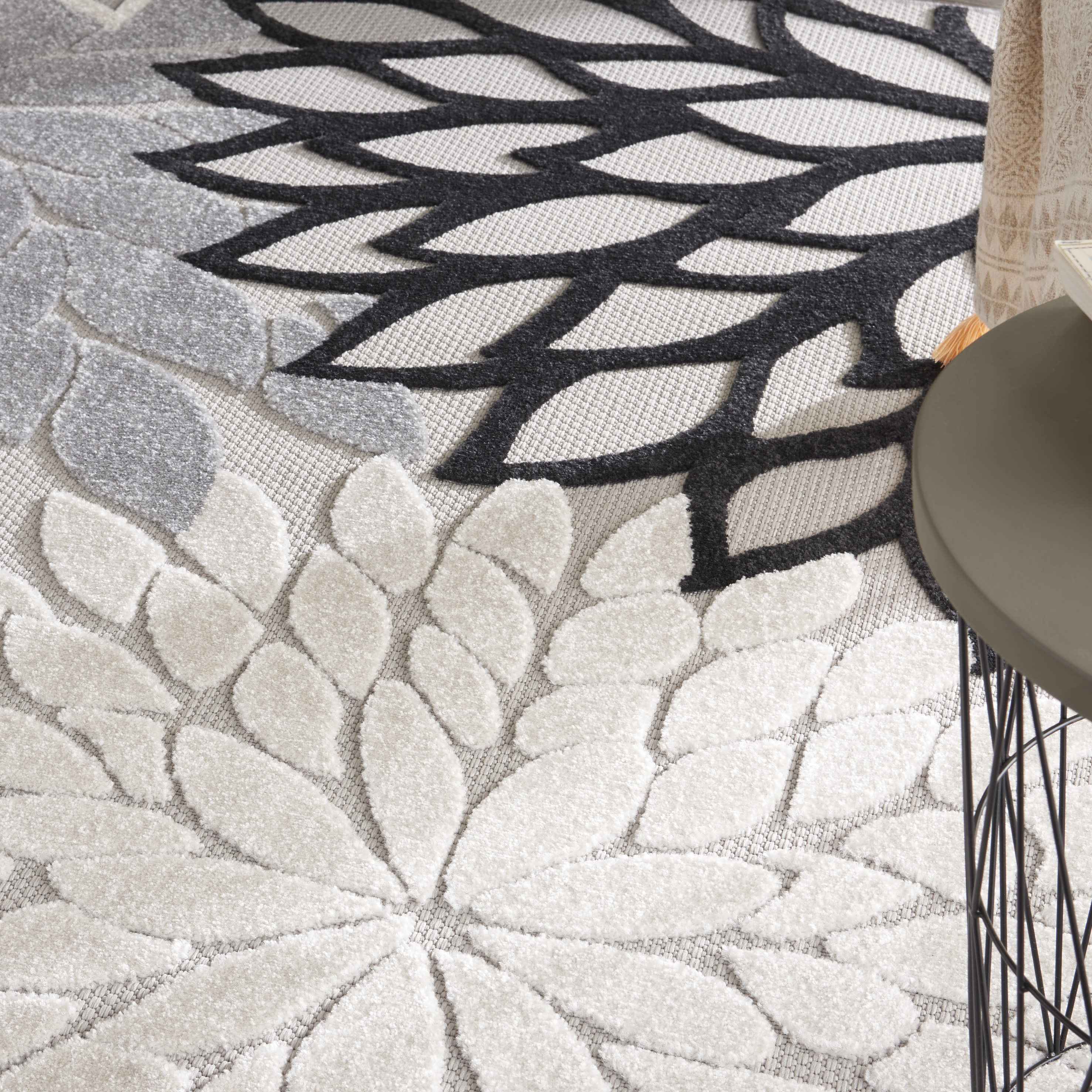 7' X 10' Black And White Handmade Indoor Outdoor Area Rug - Outdoor