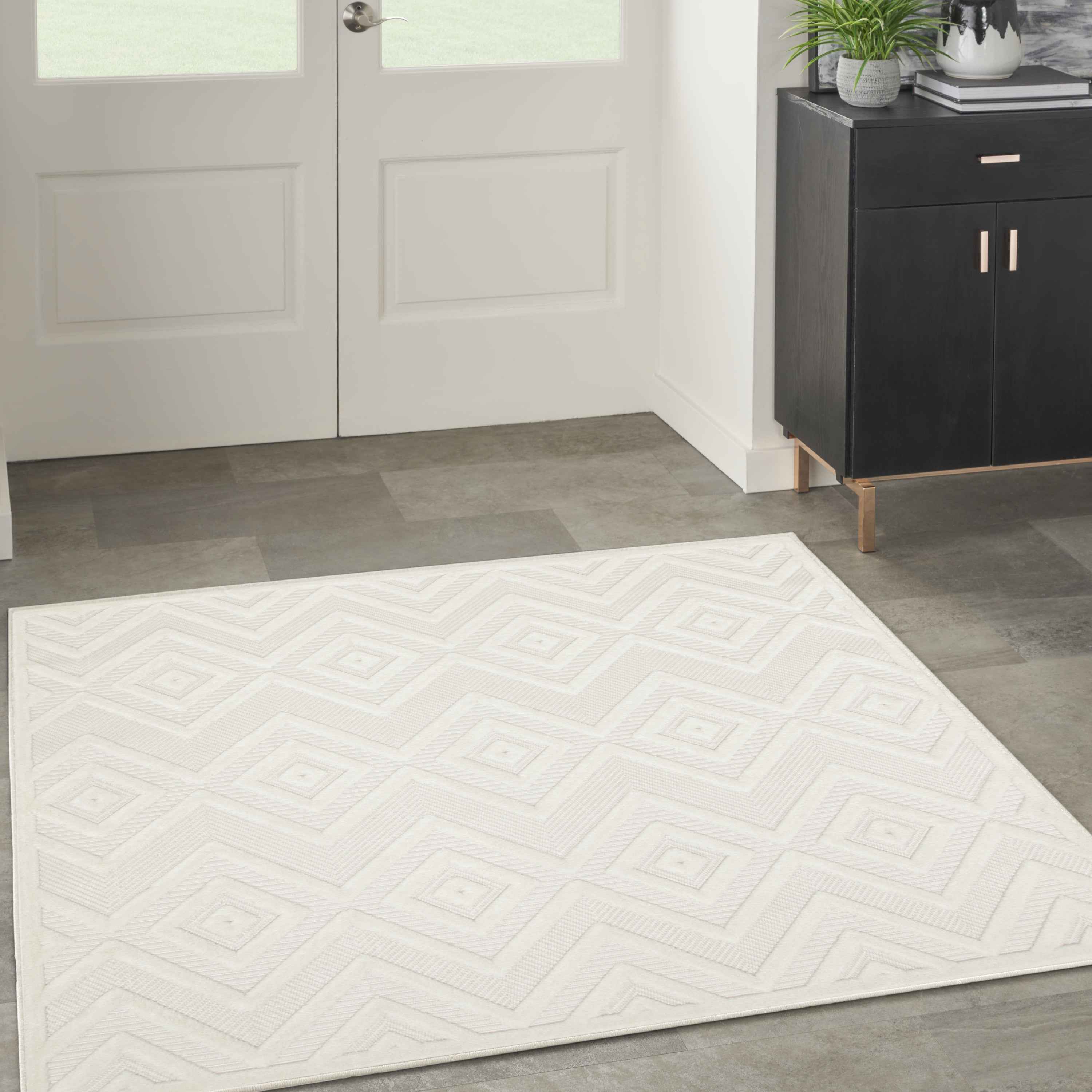 5' Ivory And White Geometric Indoor Outdoor Area Rug