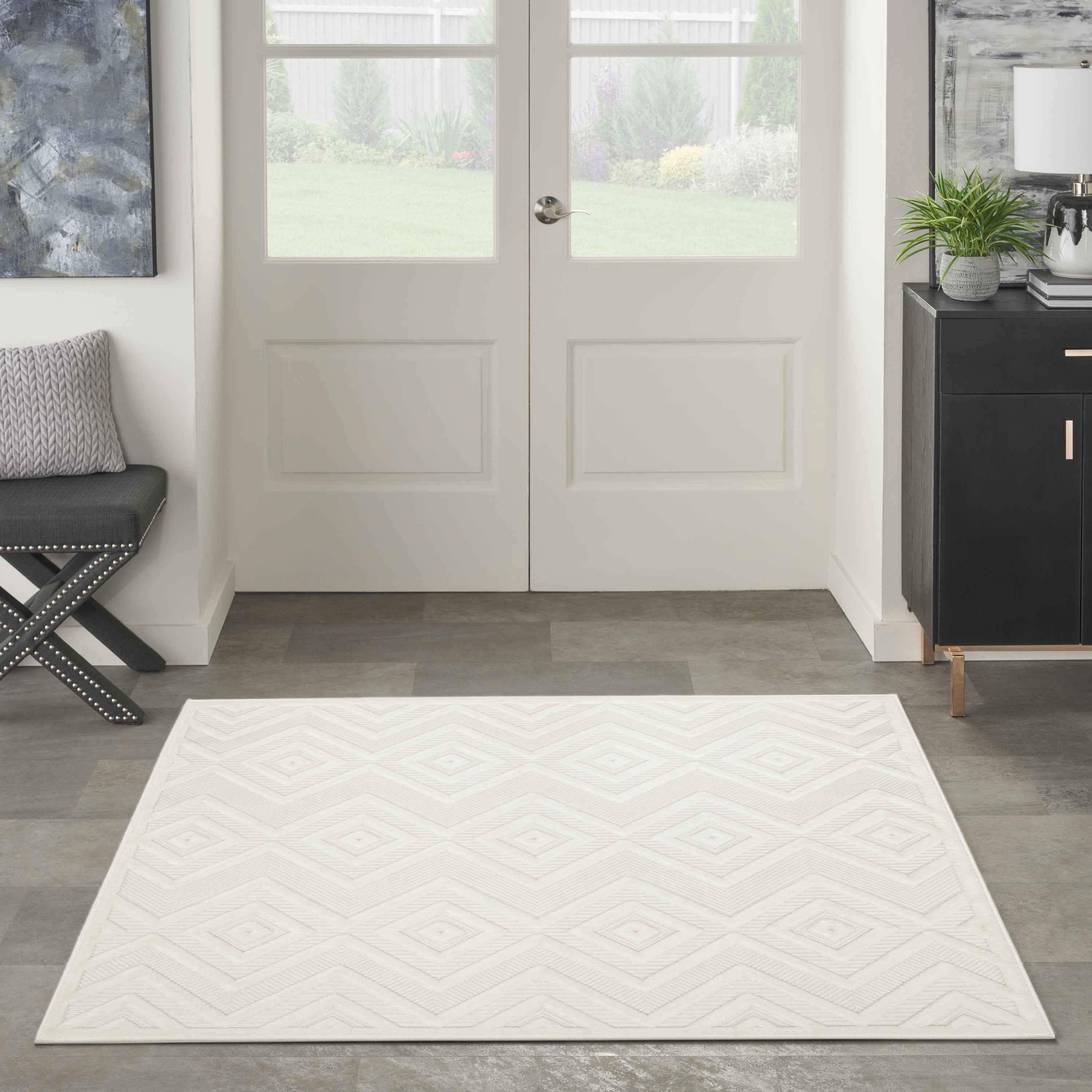 5' Ivory And White Geometric Indoor Outdoor Area Rug