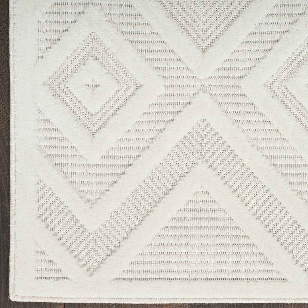 5' Ivory And White Geometric Indoor Outdoor Area Rug