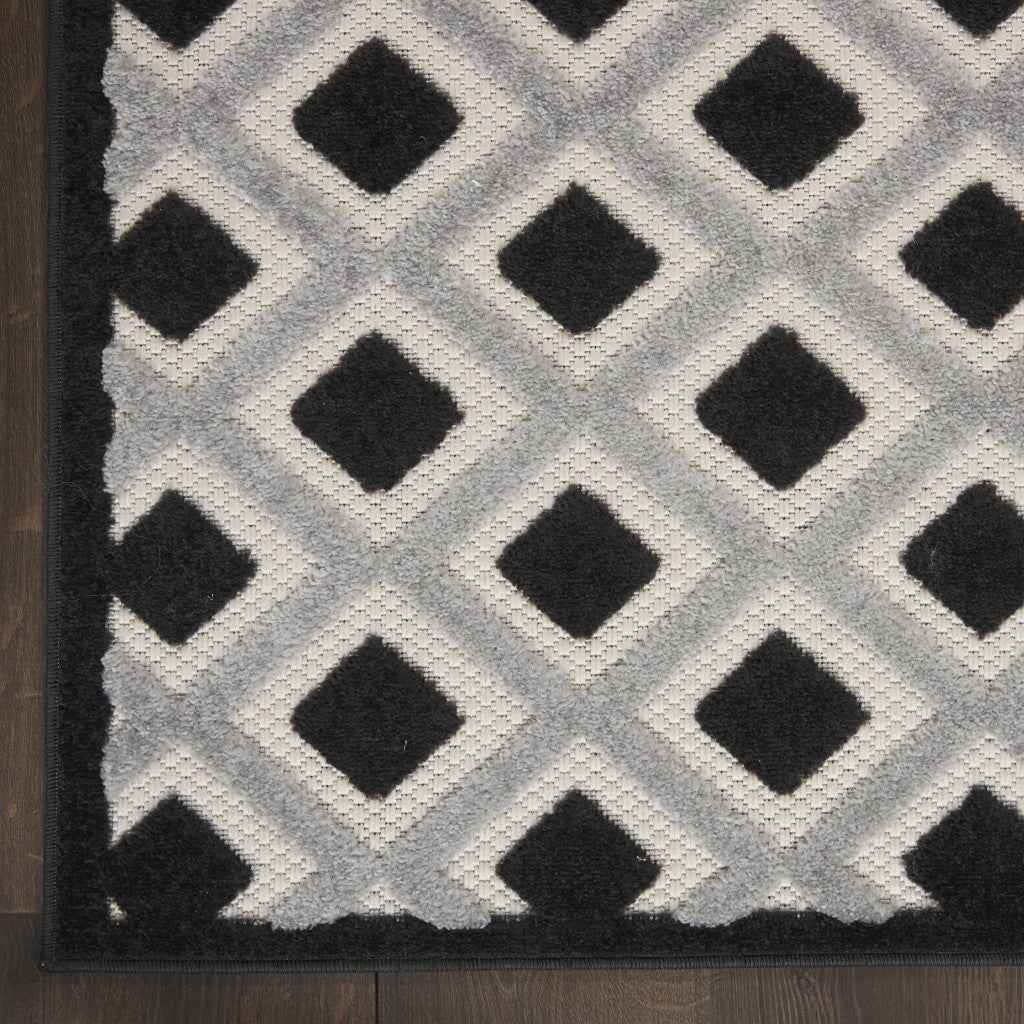 6' X 9' Black And White Indoor Outdoor Area Rug
