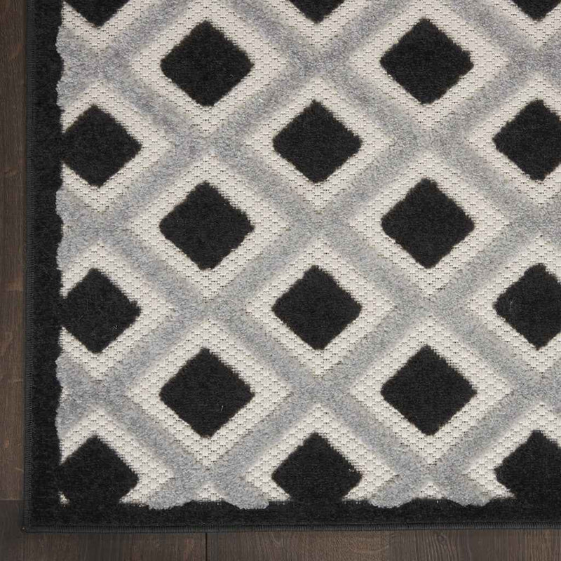 4' X 6' Black And White Indoor Outdoor Area Rug