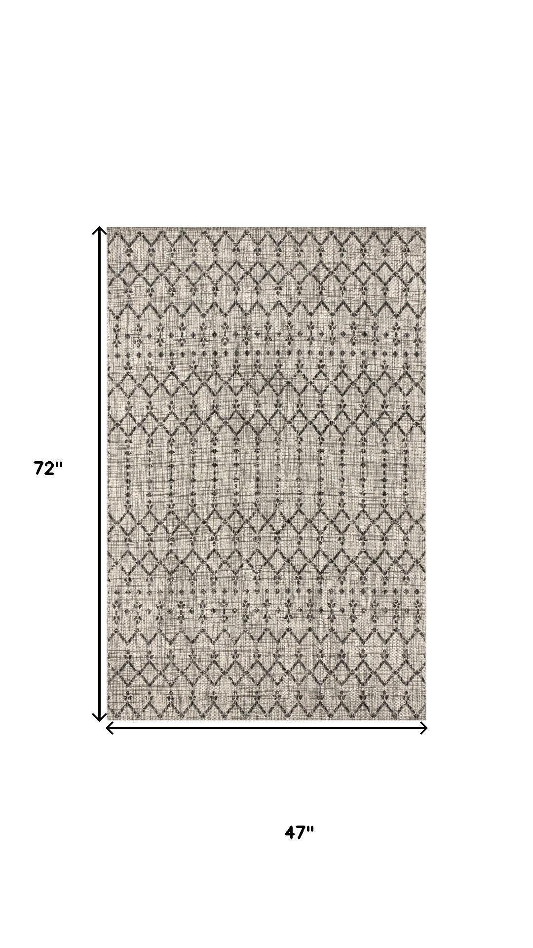 4 x 6 ft light gray trellis area rug with black diamond lattice pattern