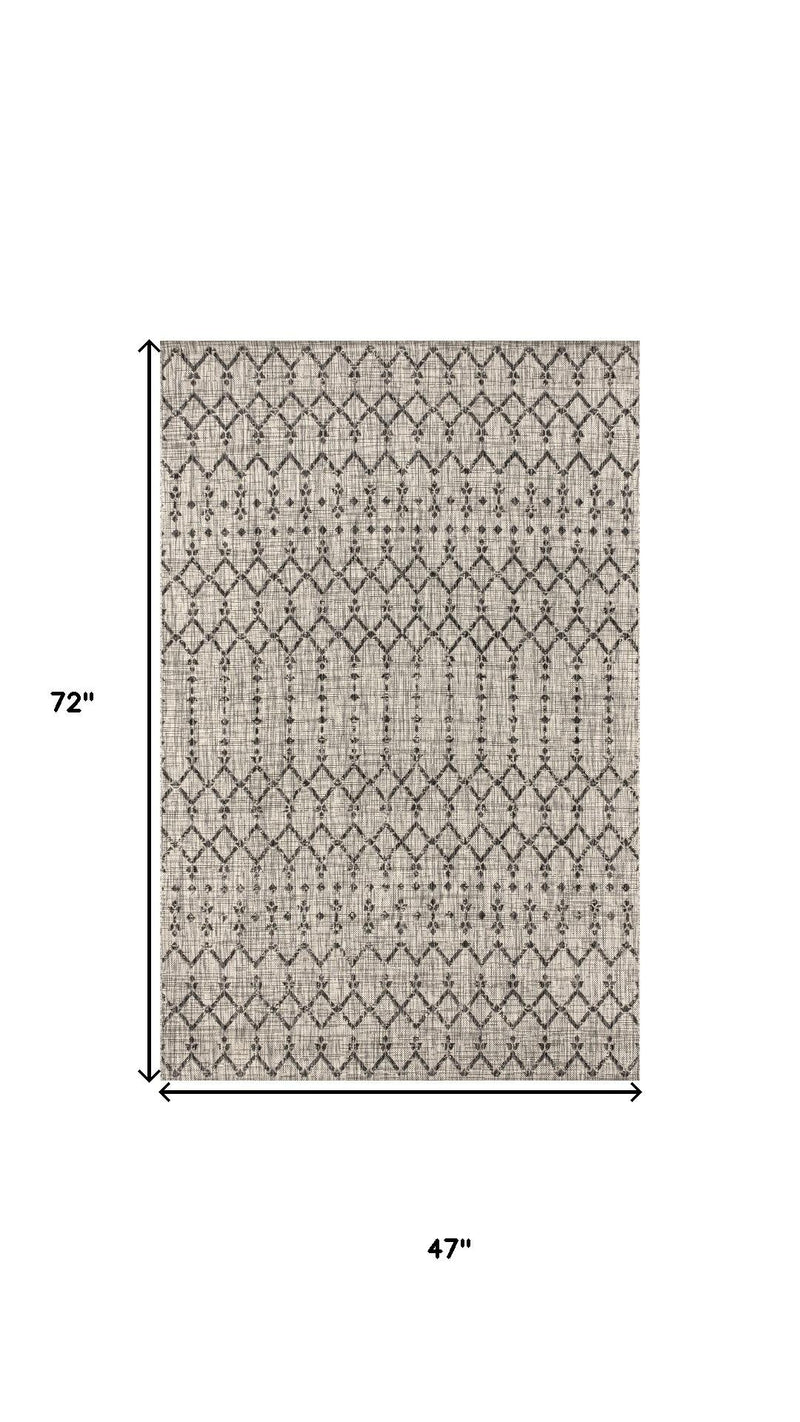 4 x 6 ft light gray trellis area rug with black diamond lattice pattern