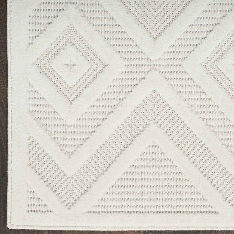 7' X 10' Ivory And White Indoor Outdoor Area Rug