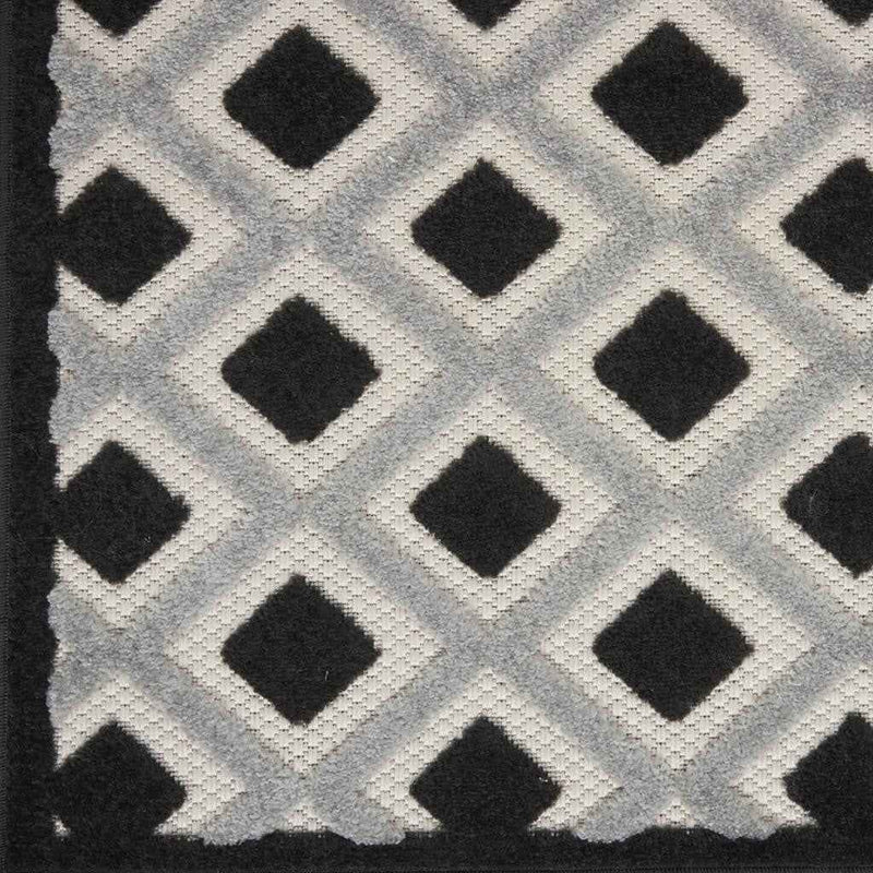4' X 6' Black And White Indoor Outdoor Area Rug