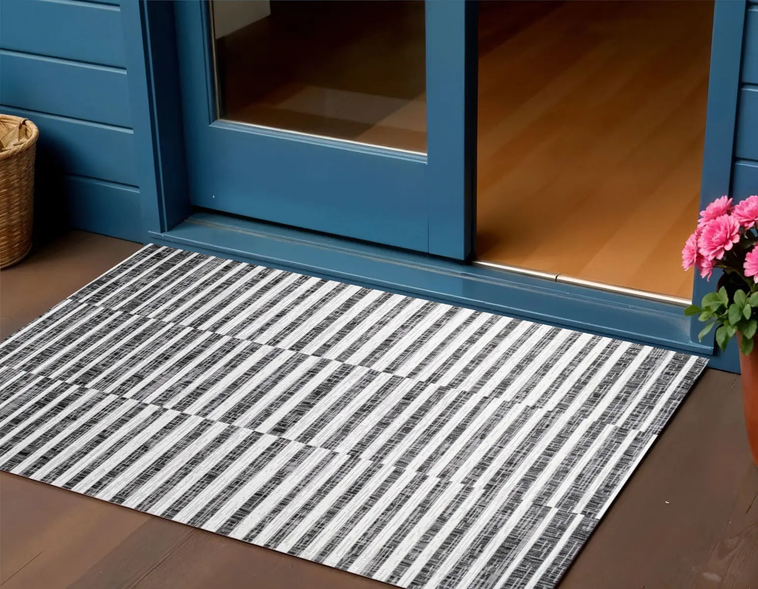 3' X 5' Black And Ivory Striped Indoor Outdoor Area Rug Homeroots Outdoor