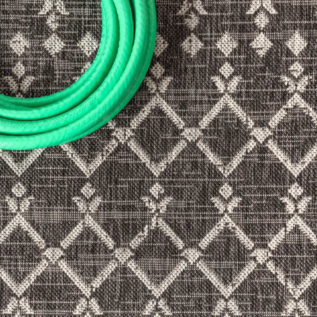 4' Black And Gray Square Trellis Indoor Outdoor Area Rug Homeroots Outdoor