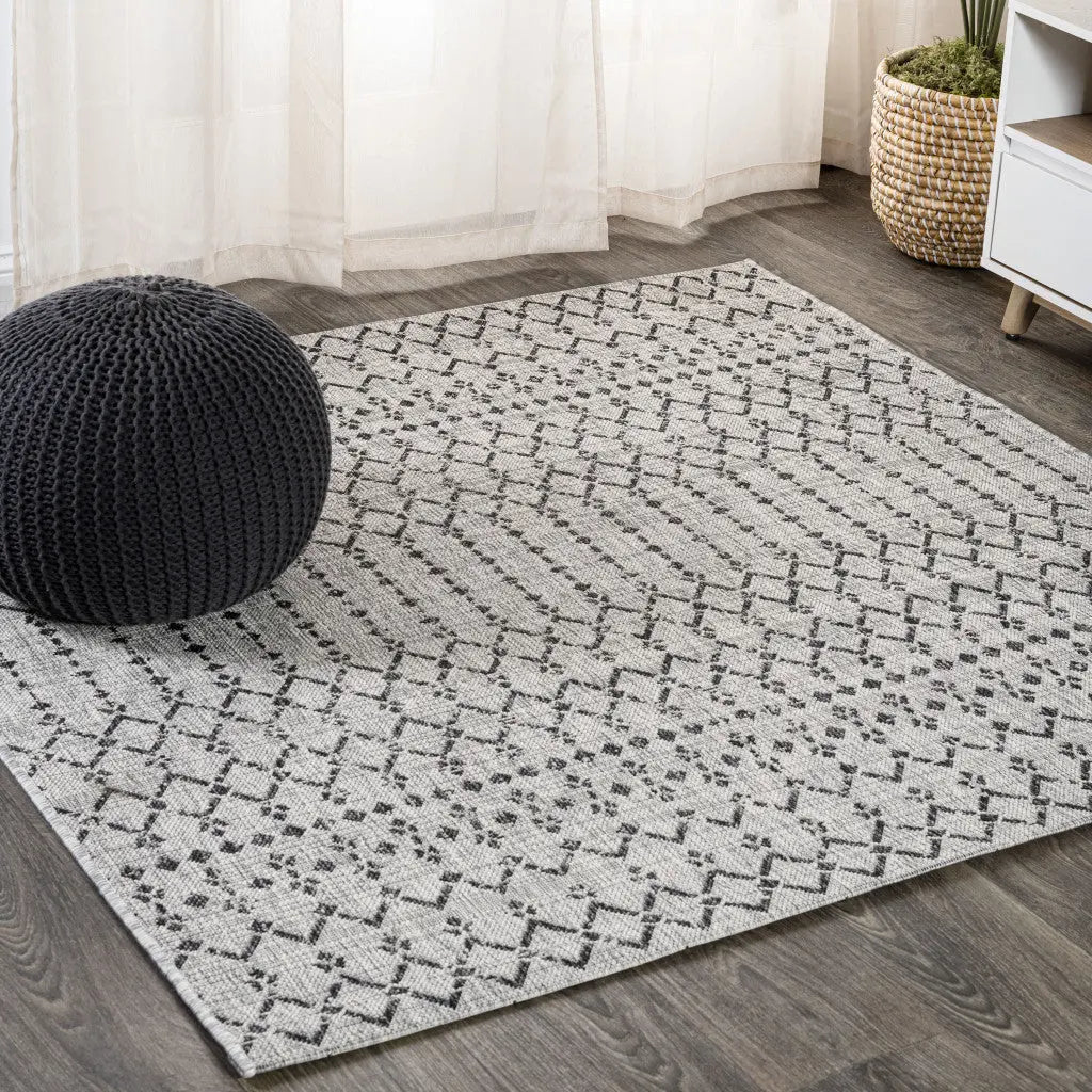 4' Light Gray And Black Square Trellis Indoor Outdoor Area Rug Homeroots Outdoor