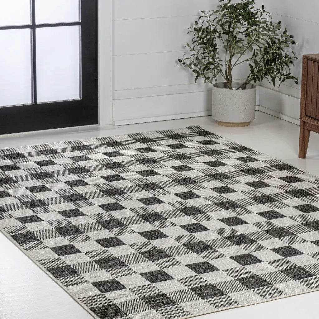 4' X 6' Black And Cream Geometric Indoor Outdoor Area Rug - GreatEagleInc
