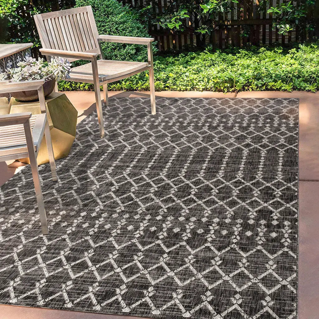 4' X 6' Black And Gray Trellis Indoor Outdoor Area Rug Homeroots Outdoor