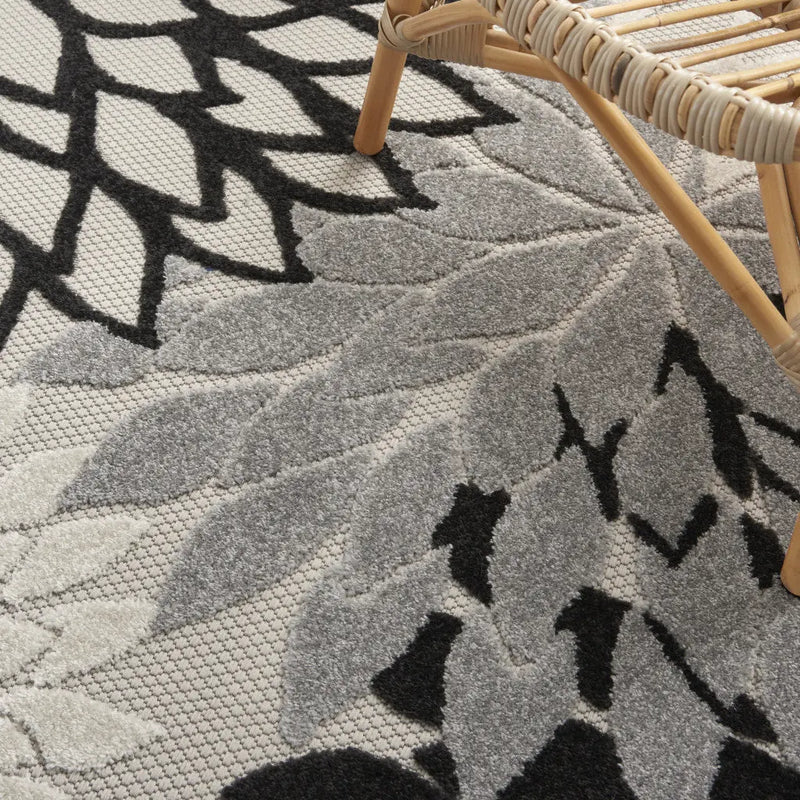 4' X 6' Black And White Floral Indoor Outdoor Area Rug Homeroots Outdoor