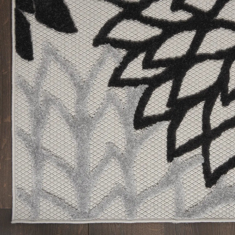 4' X 6' Black And White Floral Indoor Outdoor Area Rug Homeroots Outdoor