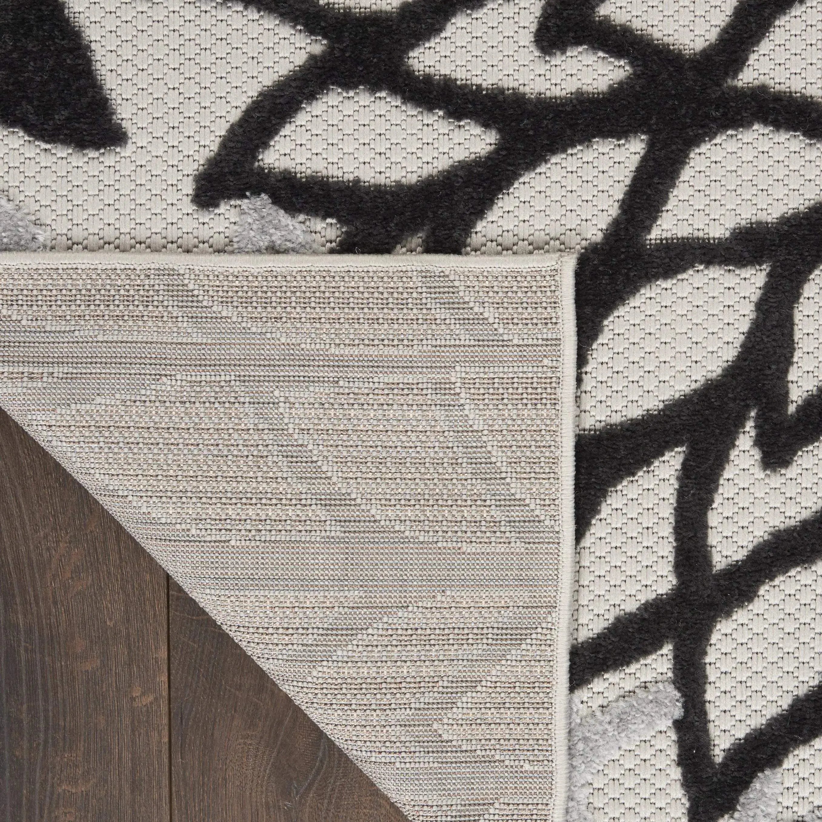 4' X 6' Black And White Floral Indoor Outdoor Area Rug Homeroots Outdoor
