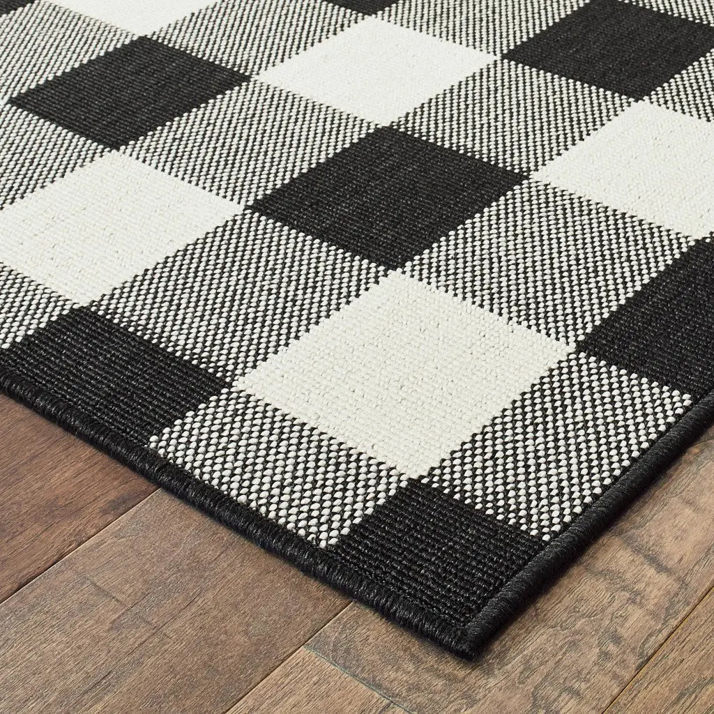 4' X 6' Black and Ivory Indoor Outdoor Area Rug Homeroots Outdoor