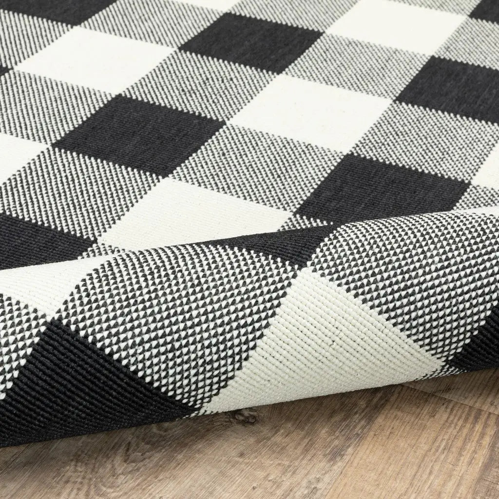 4' X 6' Black and Ivory Indoor Outdoor Area Rug Homeroots Outdoor