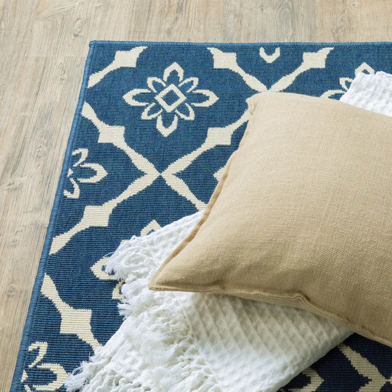 4' X 6' Blue and Ivory Floral Stain Resistant Indoor Outdoor Area Rug Homeroots Outdoor