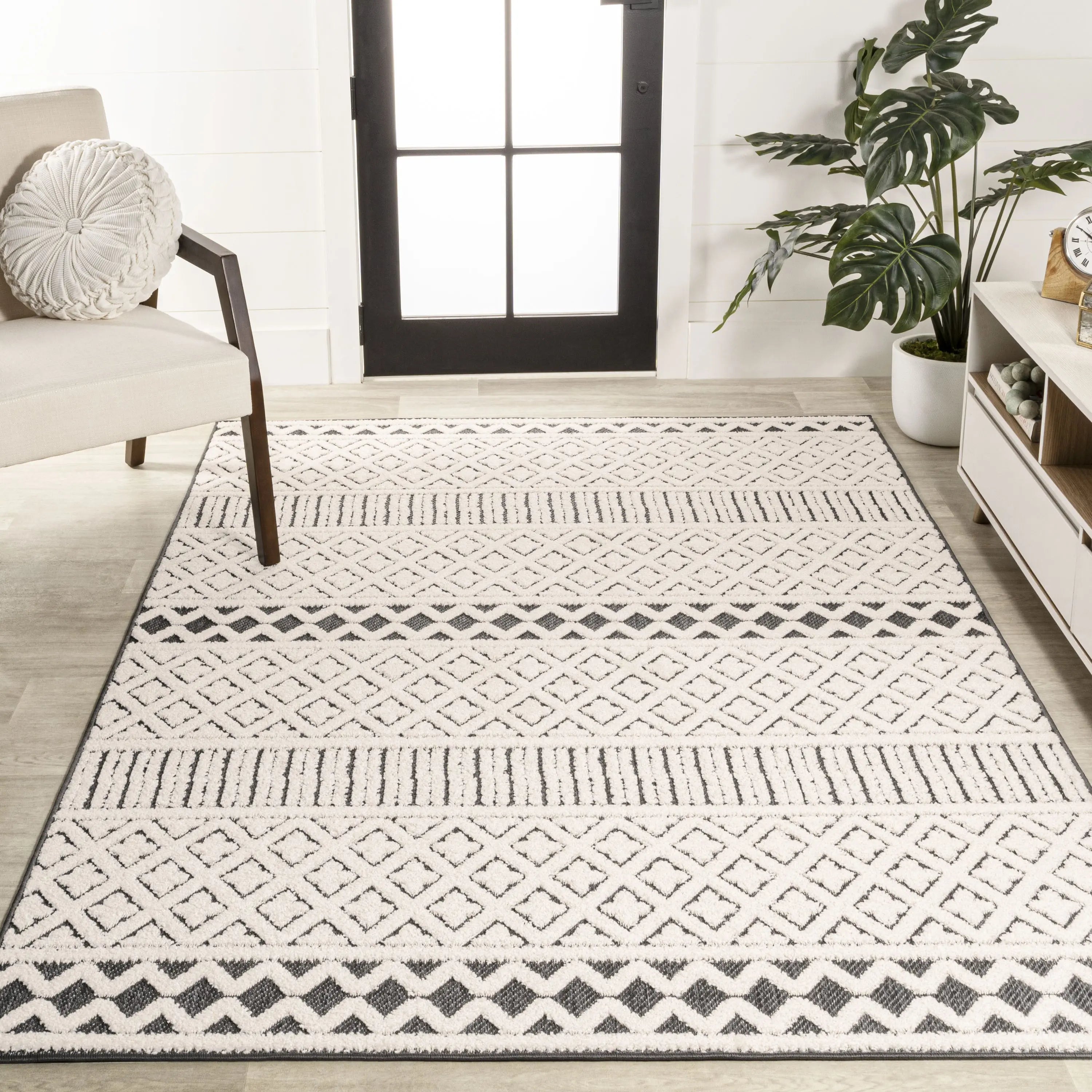 4' X 6' Cream And Black Trellis Indoor Outdoor Area Rug Homeroots Outdoor